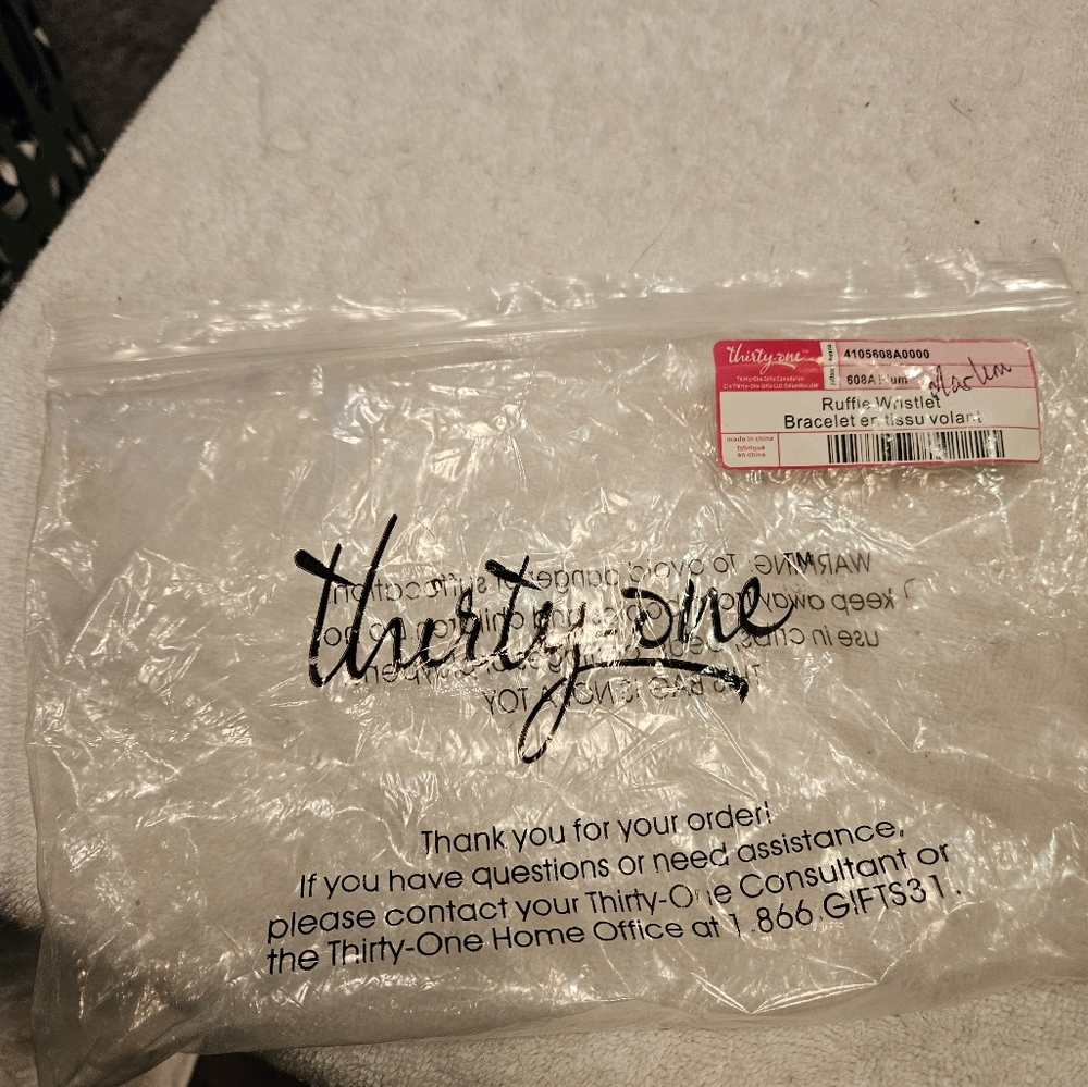 THIRTY ONE RUFFLE WRISTLET - Picture 3 of 3